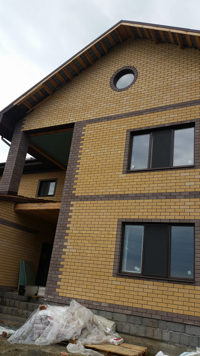 Пластиковые окна REHAU с ламинацией в кирпичный загородный дом