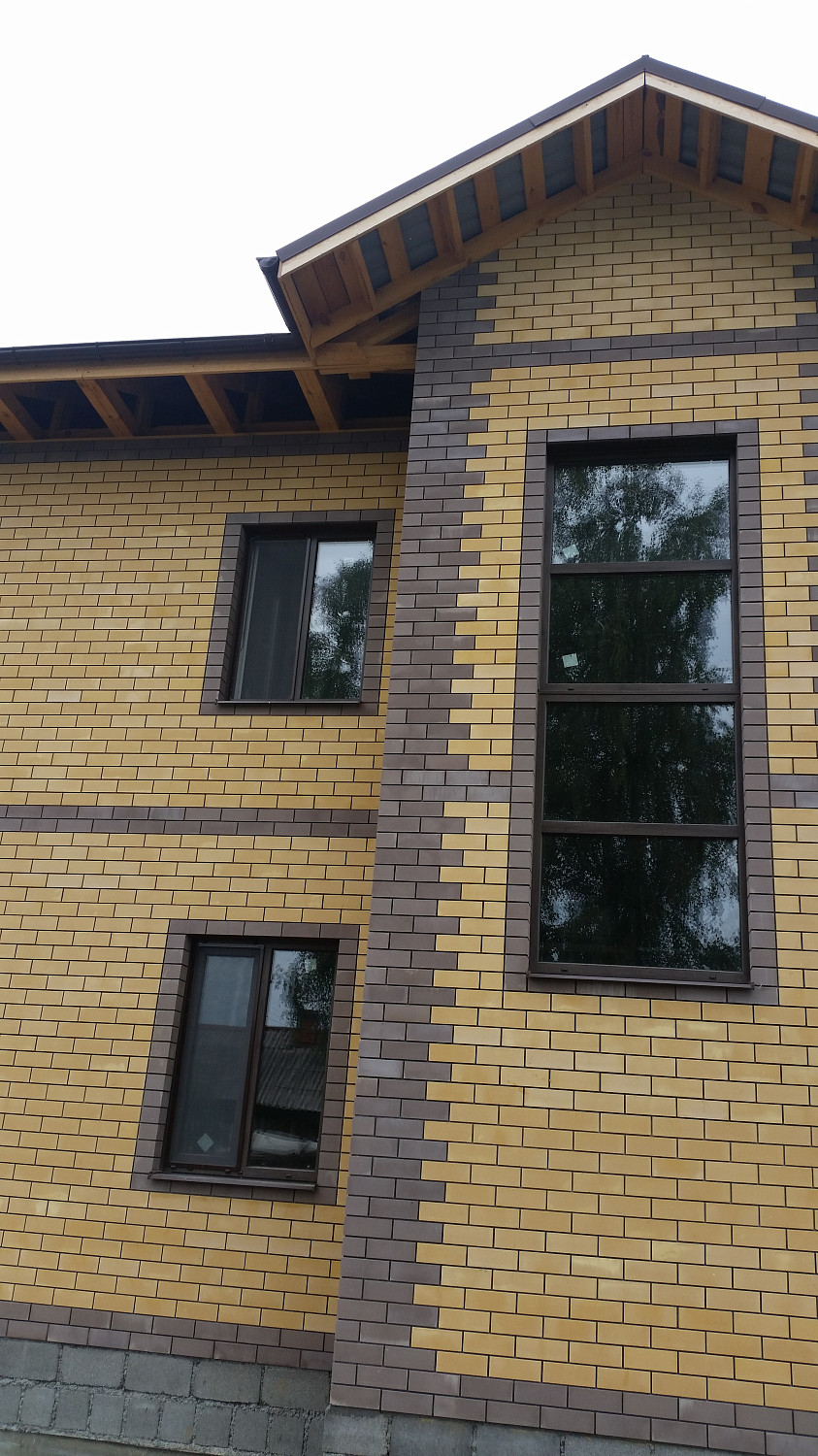 Пластиковые окна REHAU с ламинацией в кирпичный загородный дом