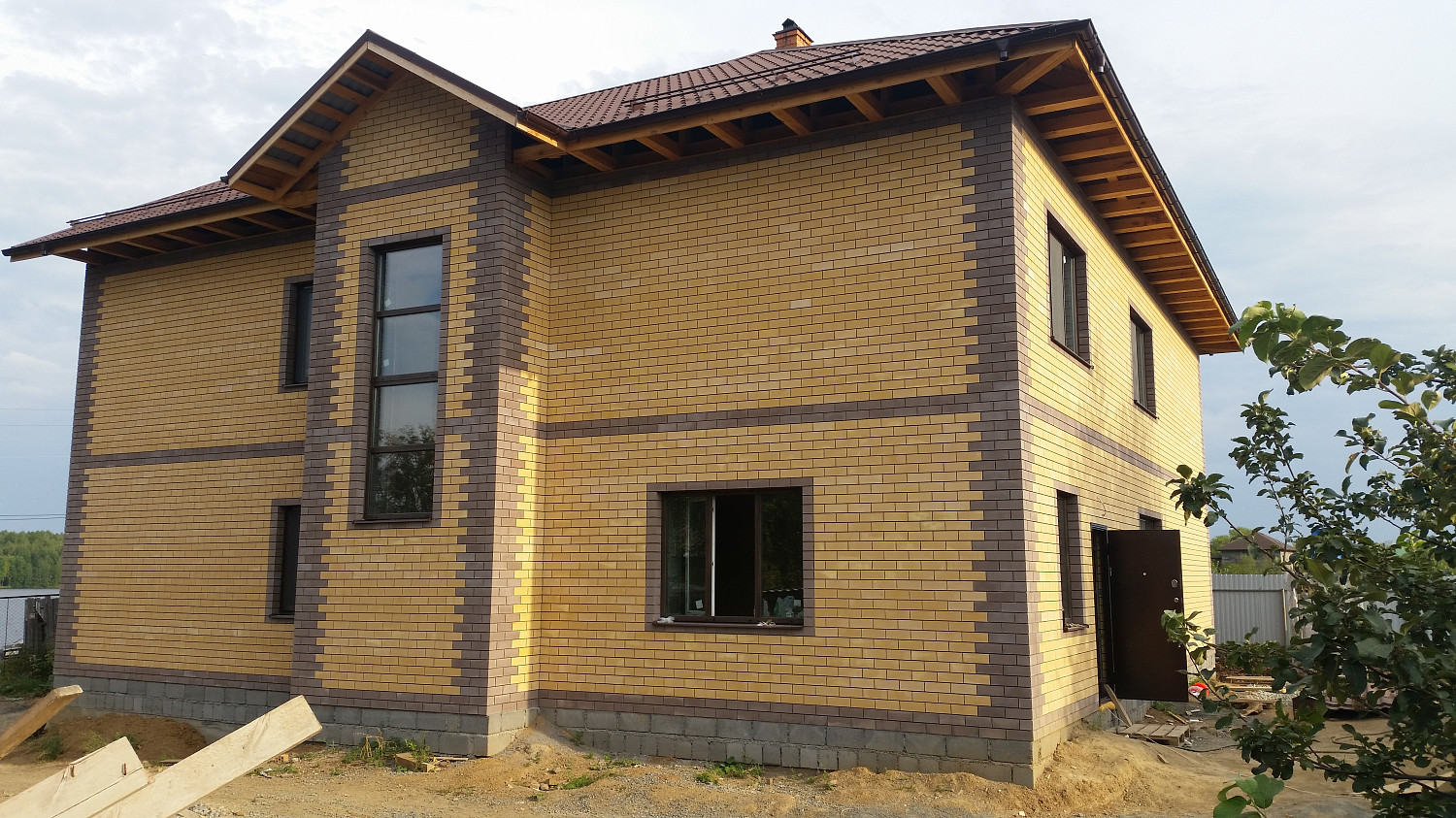 Пластиковые окна REHAU с ламинацией в кирпичный загородный дом