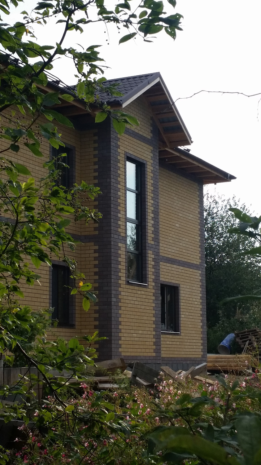 Пластиковые окна REHAU с ламинацией в кирпичный загородный дом